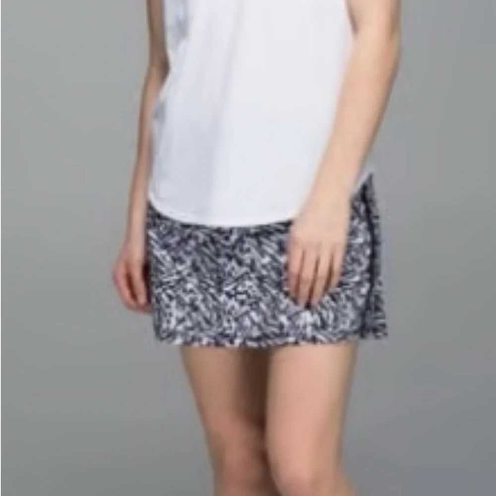 Lululemon Pace Rival Skirt II *4-way Stretch 
Women's Black and White Skirt - Picture 3 of 10